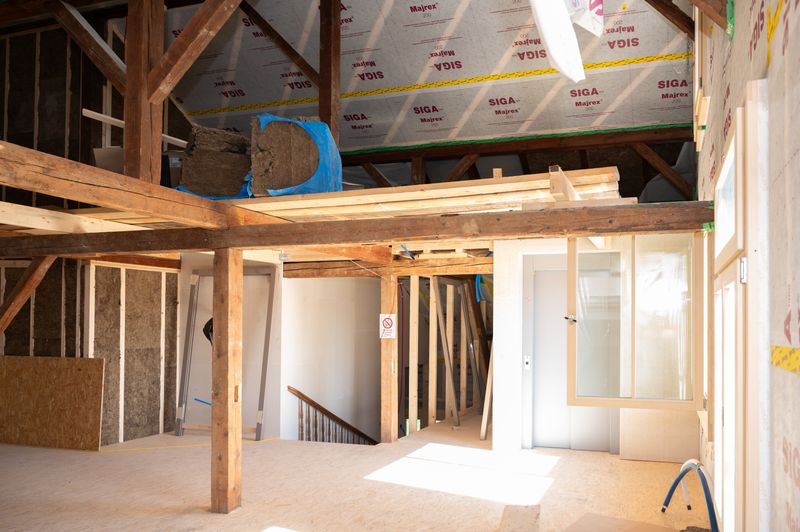 Sanierung des denkmalgeschützten Hotel Kreuz in Romoos – Bauphase | Estrich | Verbindung von Alt und Neu